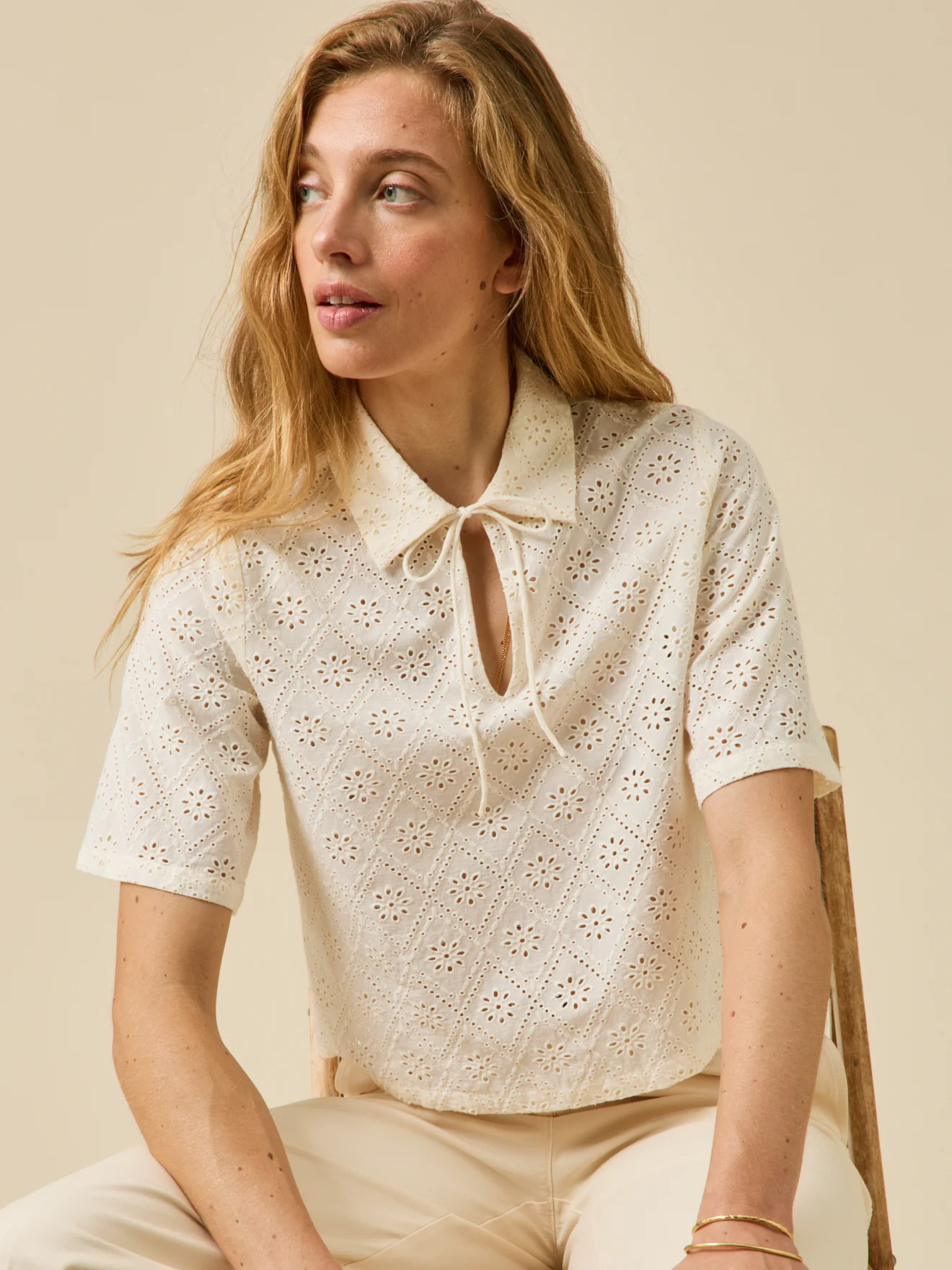 Damen-Poloshirt mit Lochstickerei - Image 2