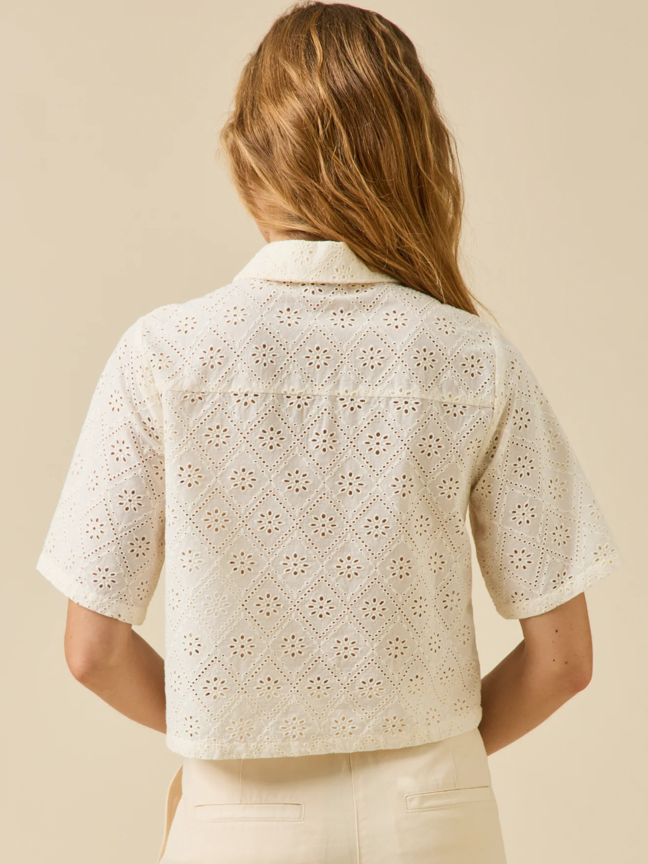 Damen-Poloshirt mit Lochstickerei - Image 3