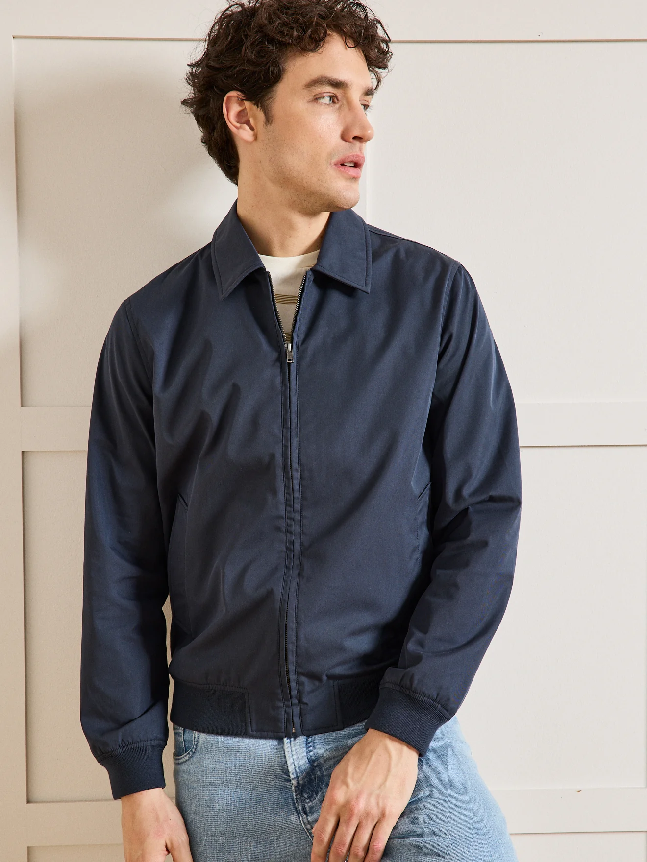 Einfarbige Herrenjacke mit Reißverschluss - Image 3