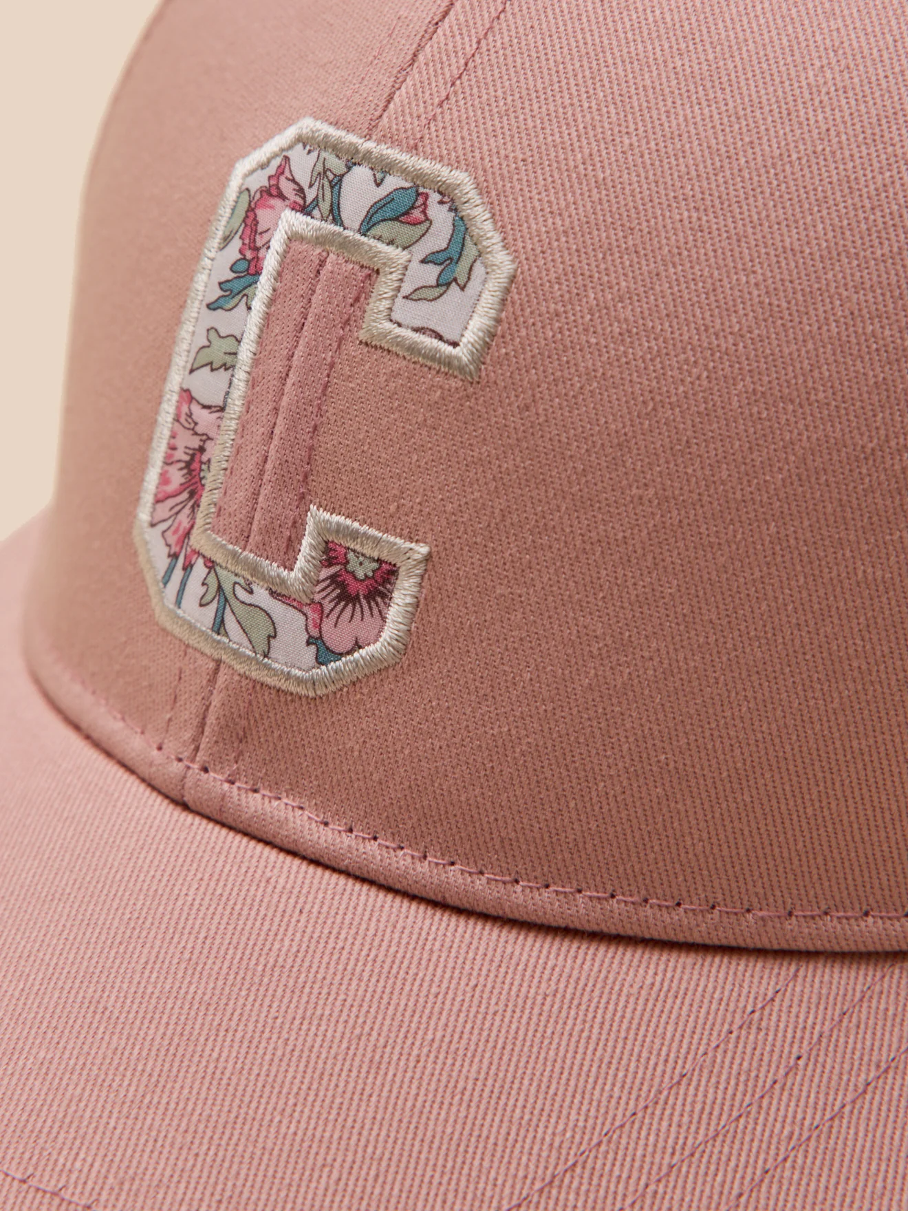Mädchen-Cap mit gesticktem „C“ aus Liberty®-Stoff - Image 2