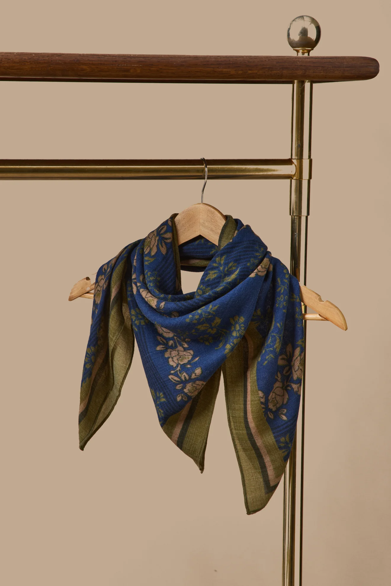 Damentuch aus Wolle mit Blumenprint - Image 2