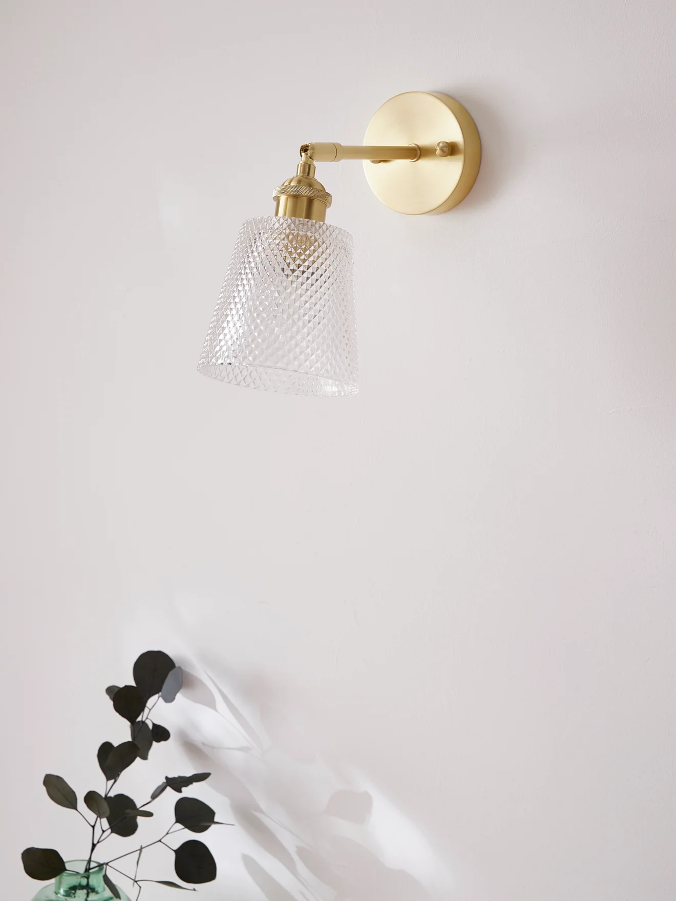 Wandlampe aus Metall und geschliffenem Glas