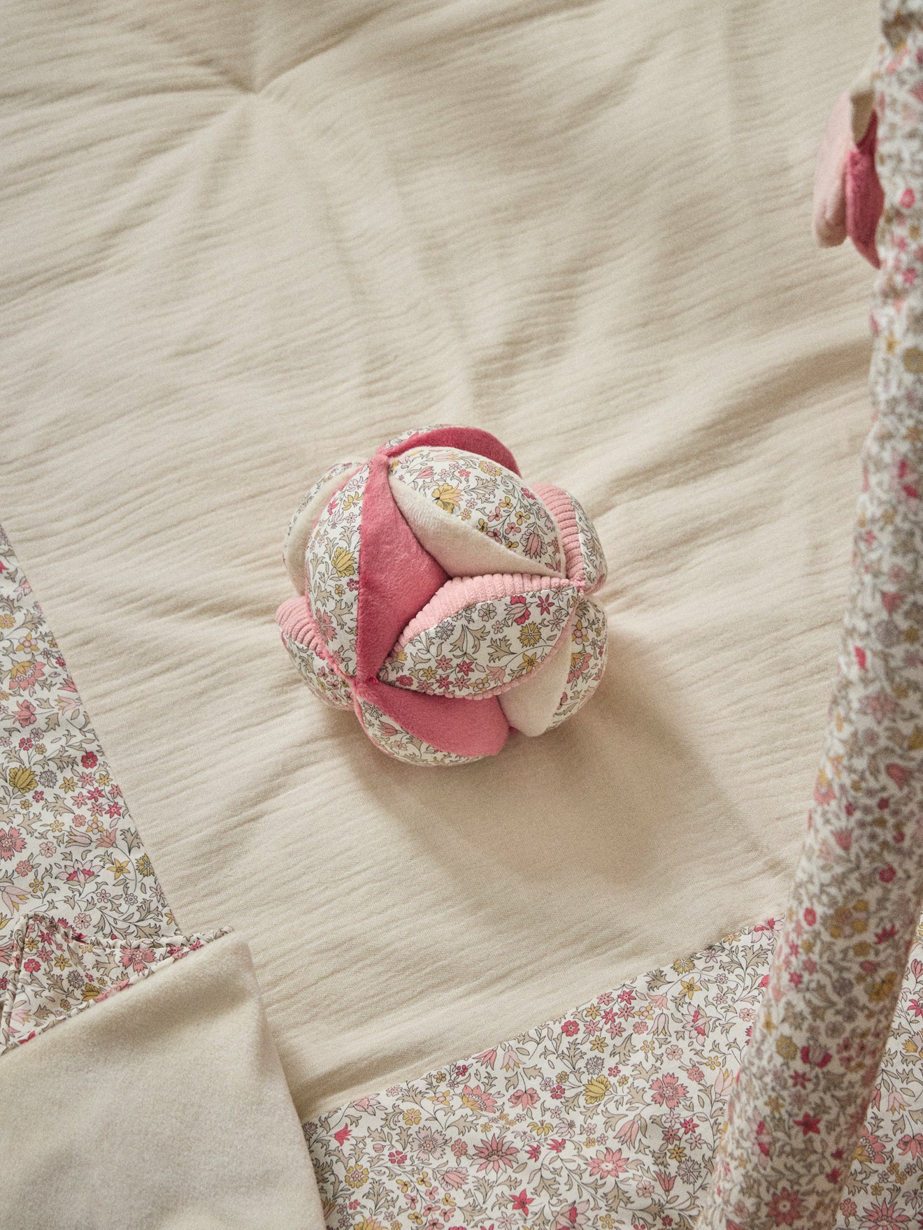 Greifball aus Velours und Liberty®-Stoff - Image 3
