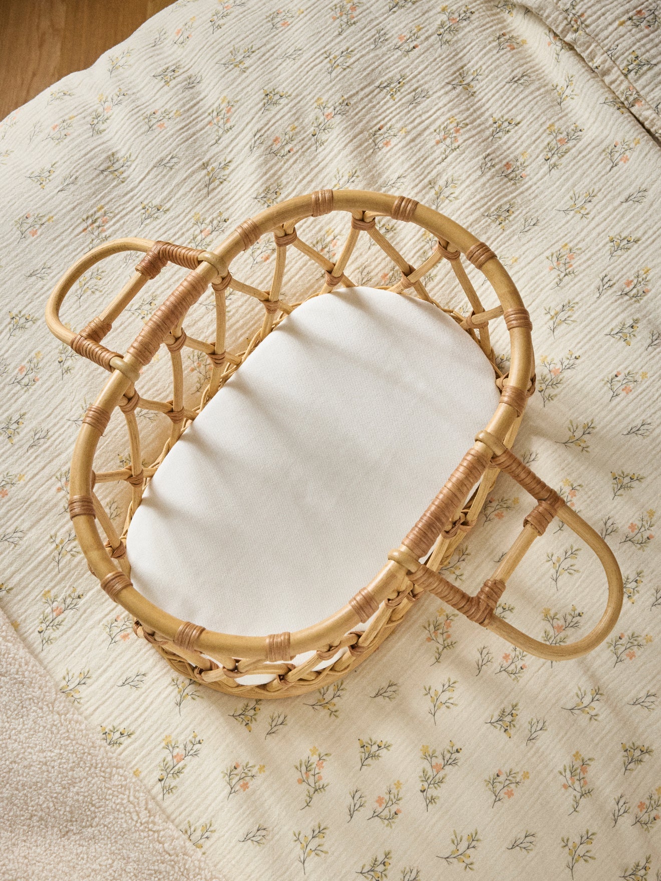 Puppen-Moseskörbchen aus Rattan