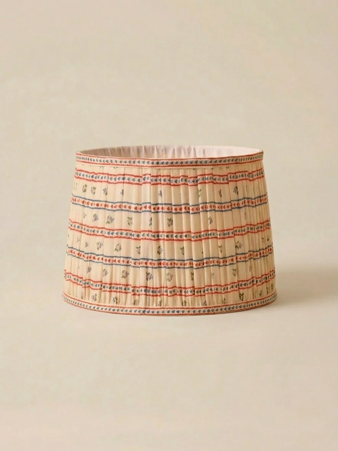 Lampenschirm mit Plissees und Marine-Print – kleines Modell