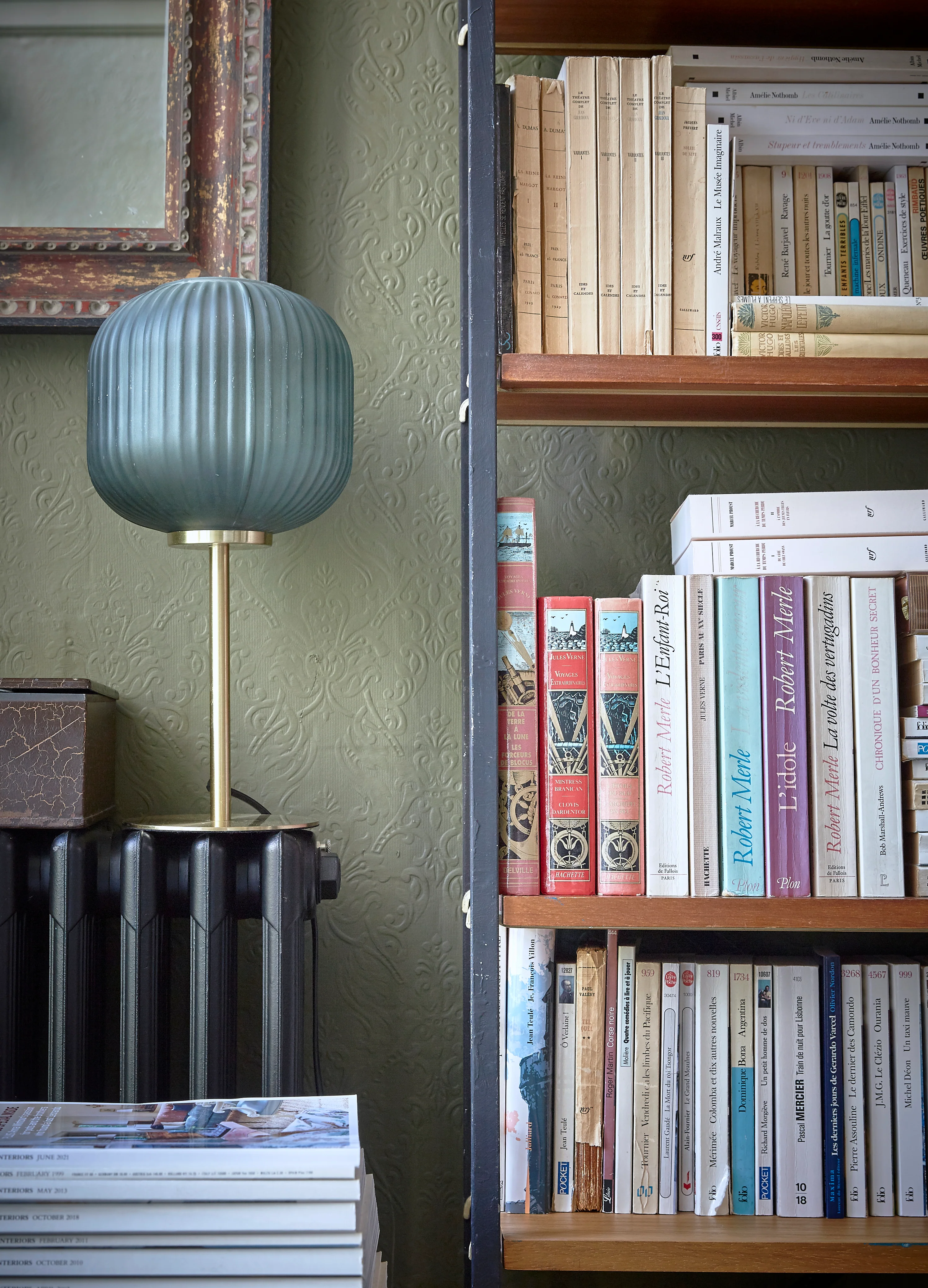 Lampe aus Metall und gerilltem Glas