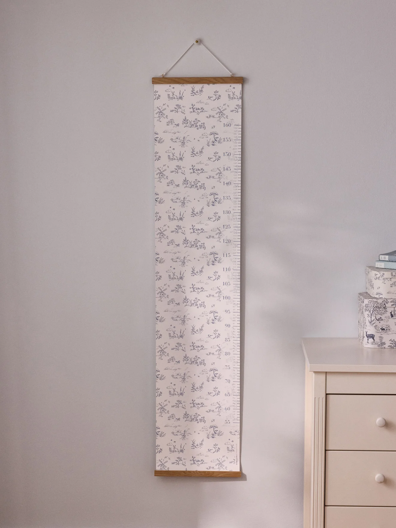 Messlatte im Toile-de-Jouy-Stil von Cotton Bird