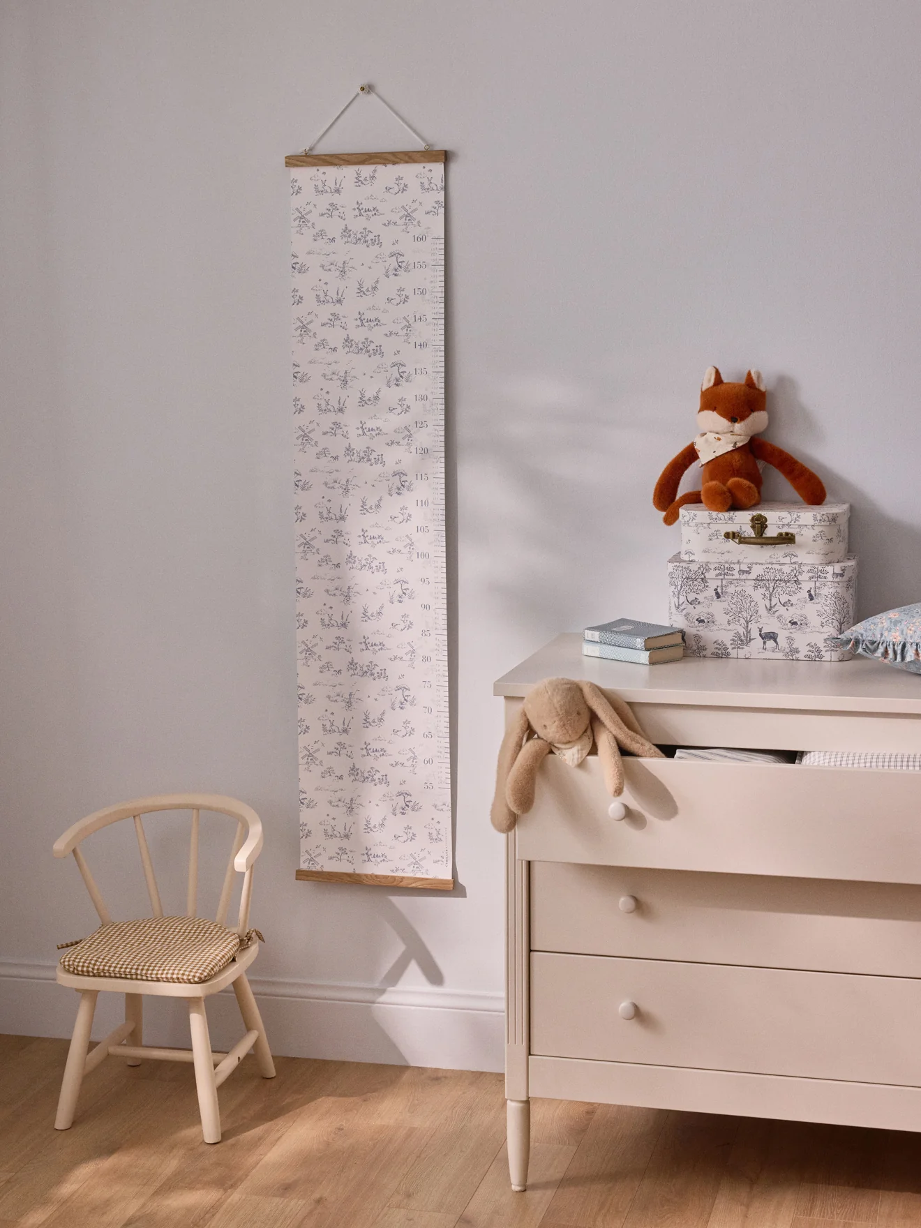 Messlatte im Toile-de-Jouy-Stil von Cotton Bird - Image 5