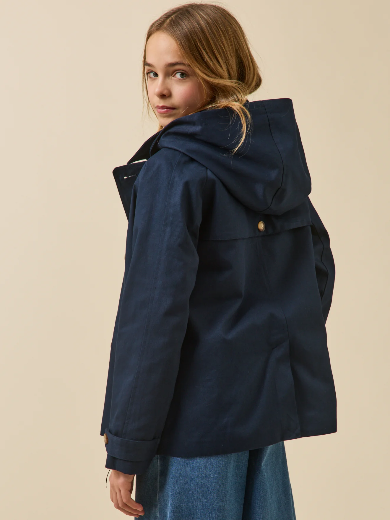 Mädchen-Trenchcoat, kurz – Junior-Kollektion - Image 3