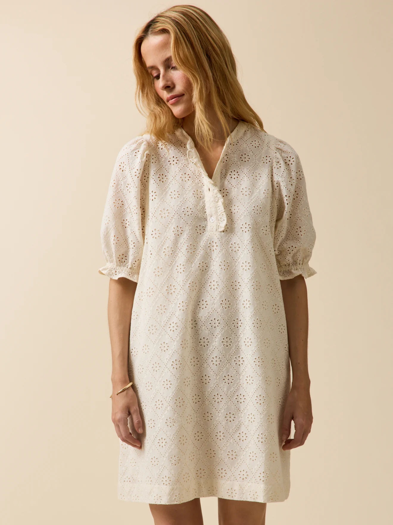 Kurzes Damenkleid mit Lochstickerei