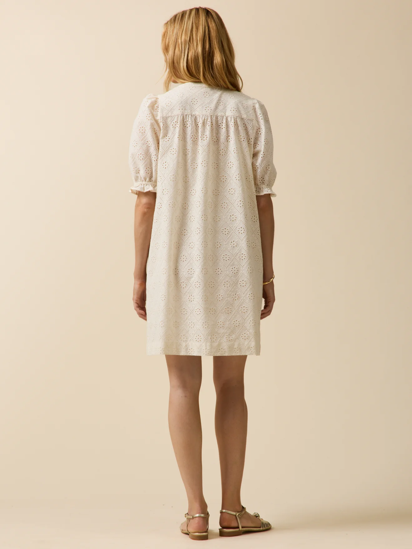 Kurzes Damenkleid mit Lochstickerei - Image 2