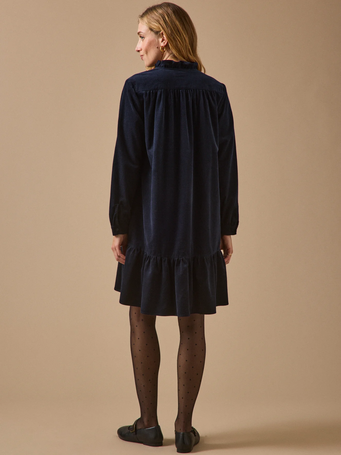 Kurzes Damenkleid aus Velourscord - Image 2