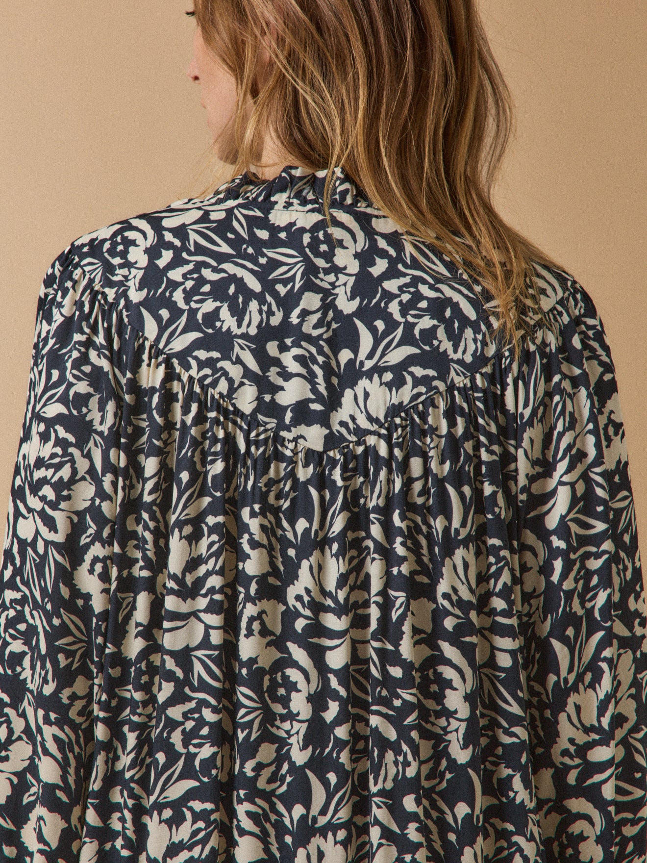 Kurzes Damenkleid aus Viskose mit Luna-Print - Image 5