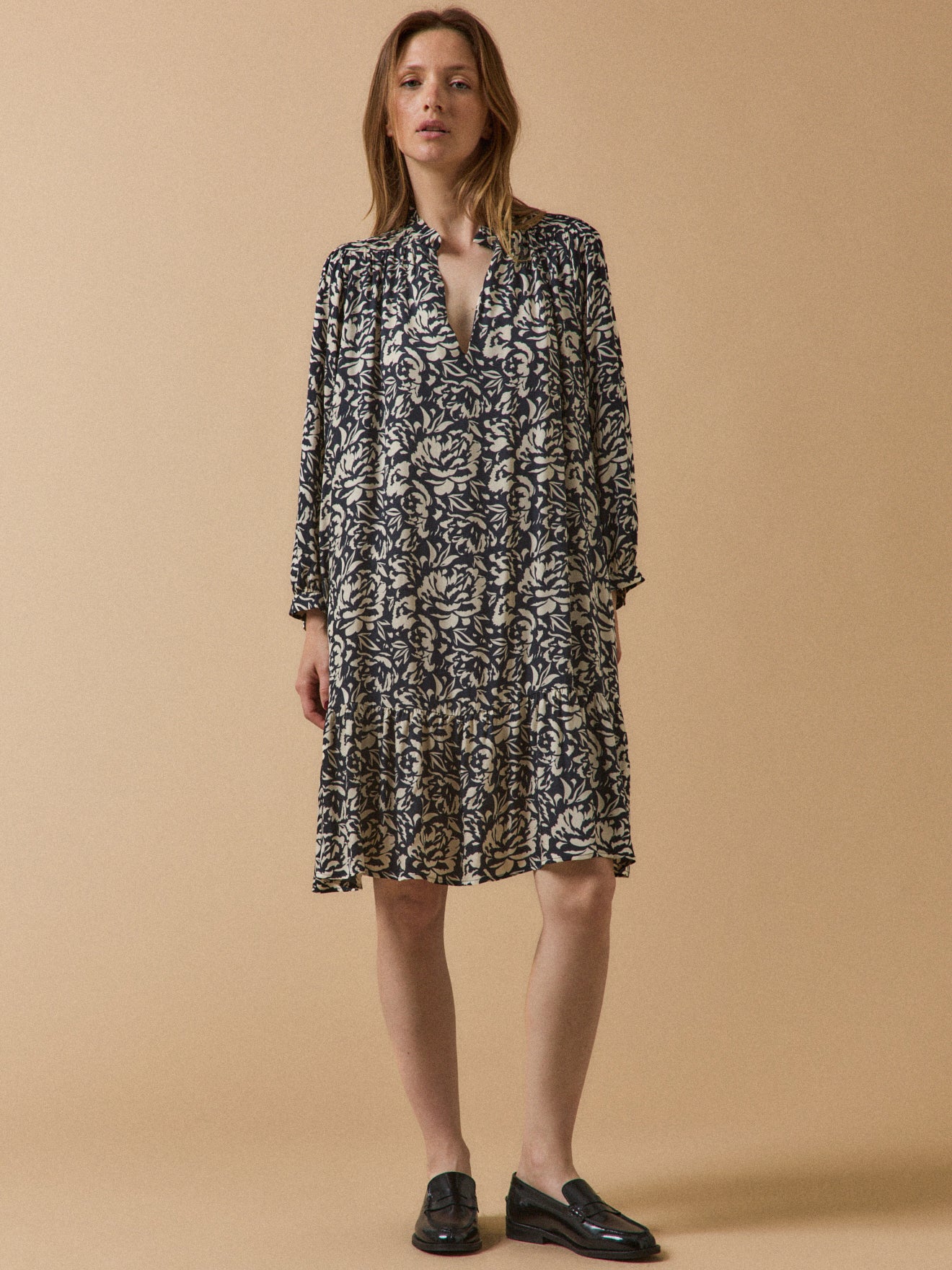 Kurzes Damenkleid aus Viskose mit Luna-Print - Image 7