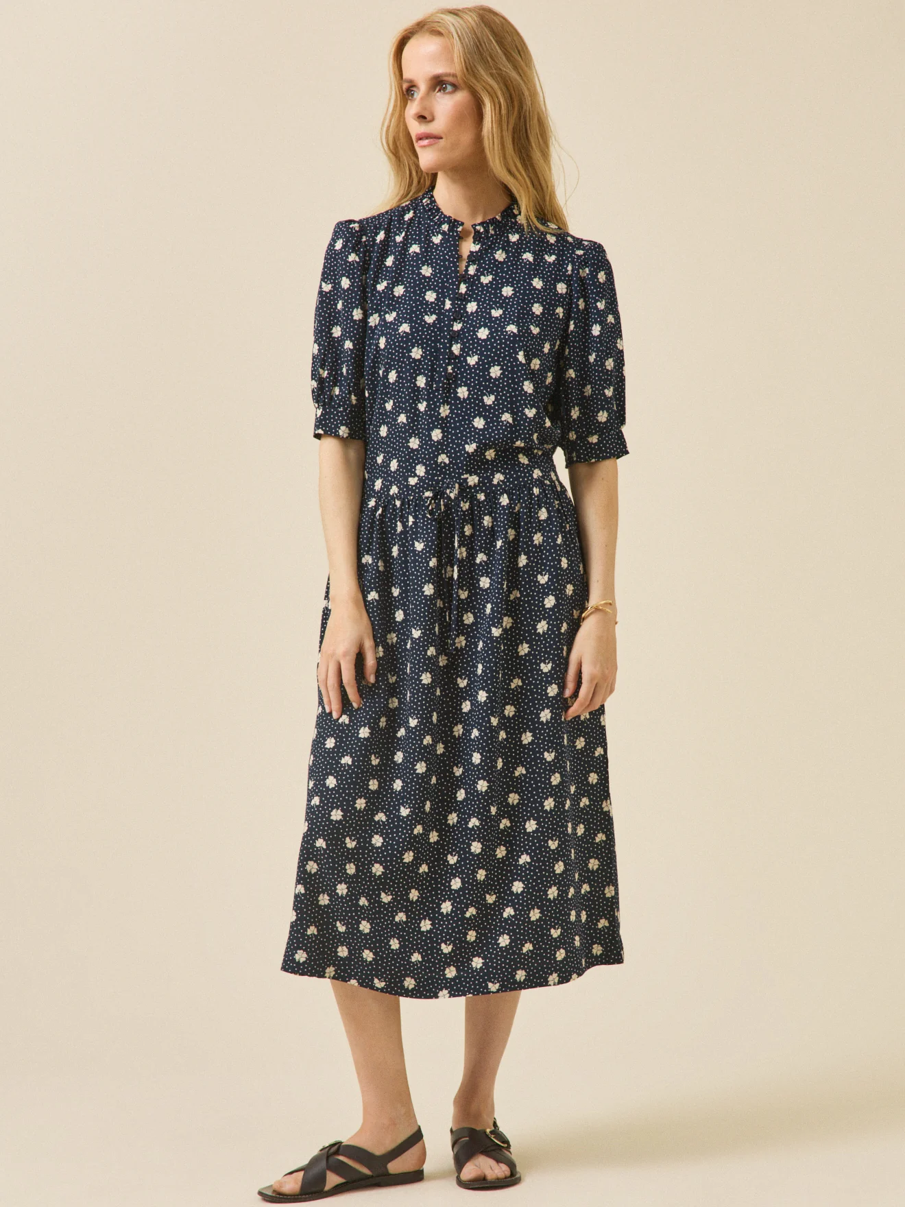 Halblanges Damenkleid mit Klee-Print aus Dobby-Viskose - Image 5