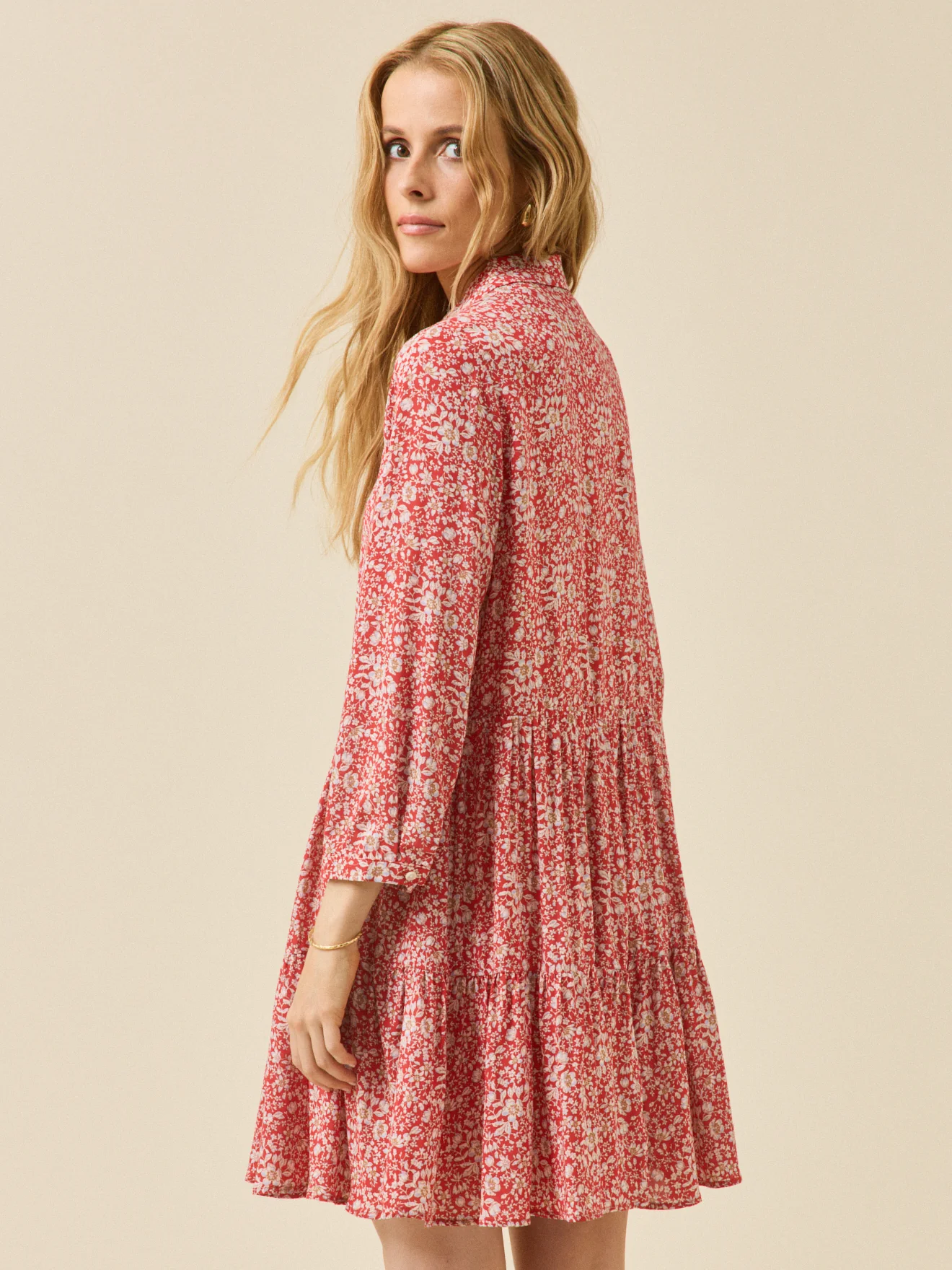 Kurzes Damenkleid mit Volants aus Liberty-Stoff - Limited Collection - Image 2