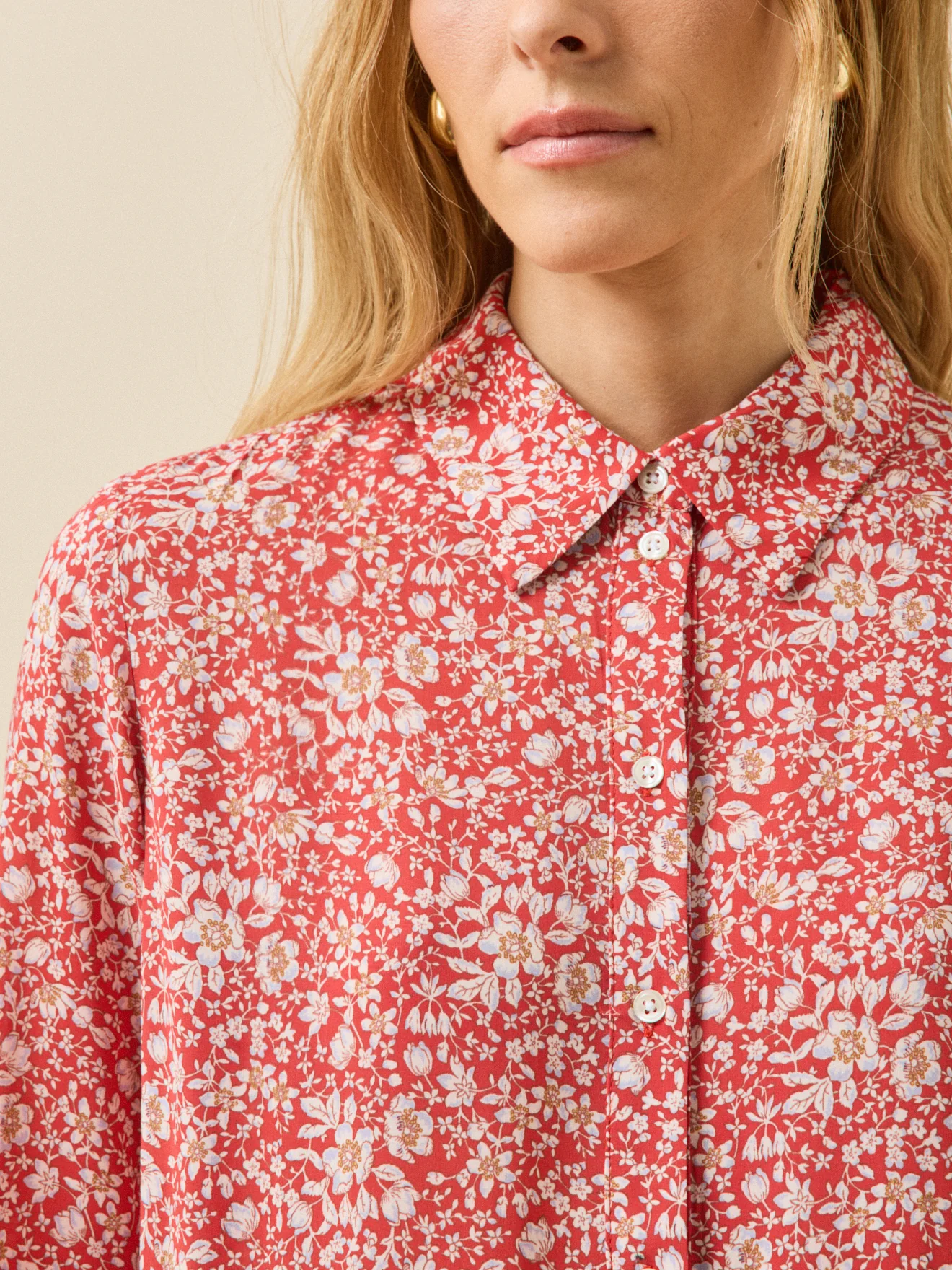 Kurzes Damenkleid mit Volants aus Liberty-Stoff - Limited Collection - Image 3
