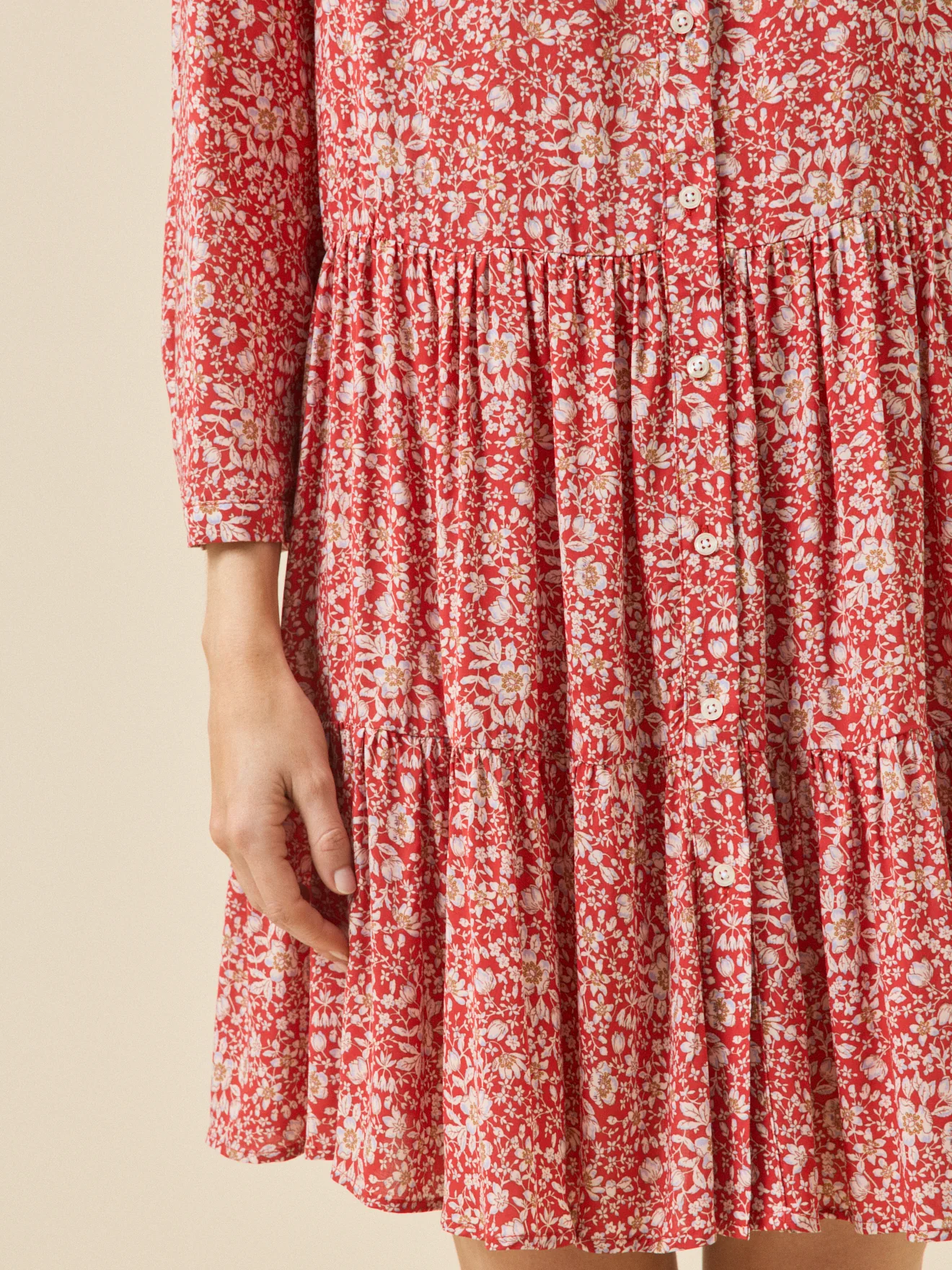 Kurzes Damenkleid mit Volants aus Liberty-Stoff - Limited Collection - Image 4