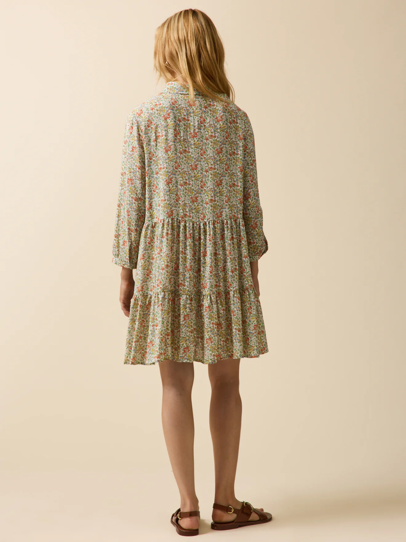 Kurzes Damenkleid mit Volants aus Liberty-Stoff - Limited Collection - Image 2