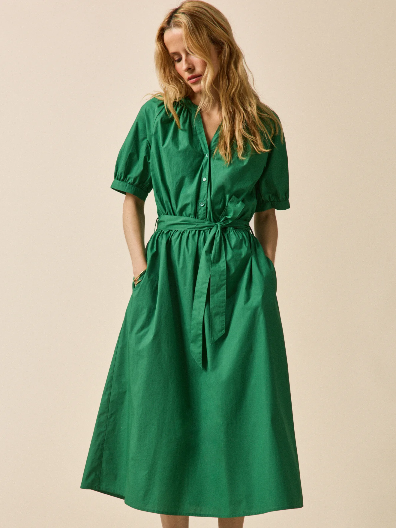 Langes Damenkleid aus einfarbiger Popeline