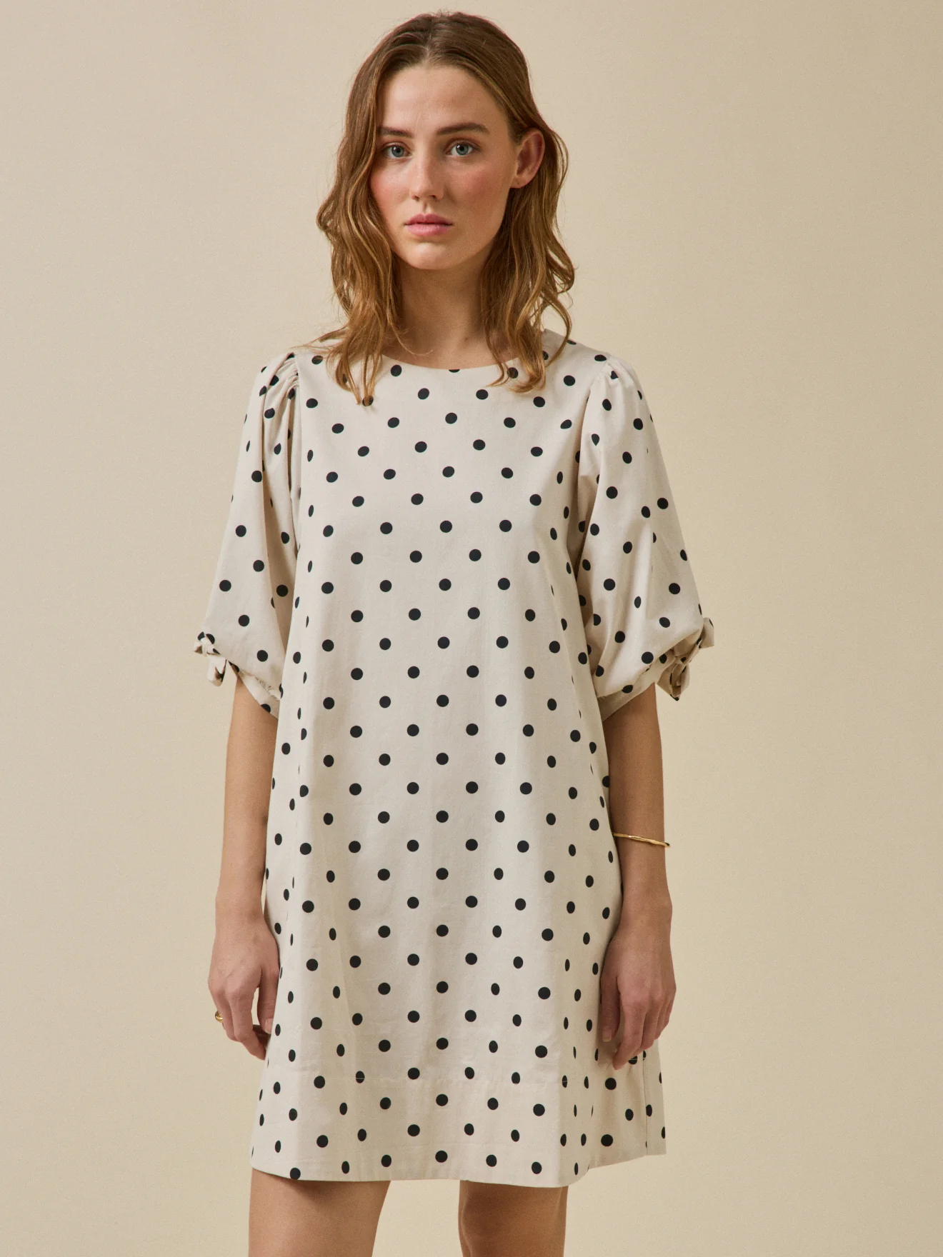 Kurzes Damen-Festkleid mit Tupfen