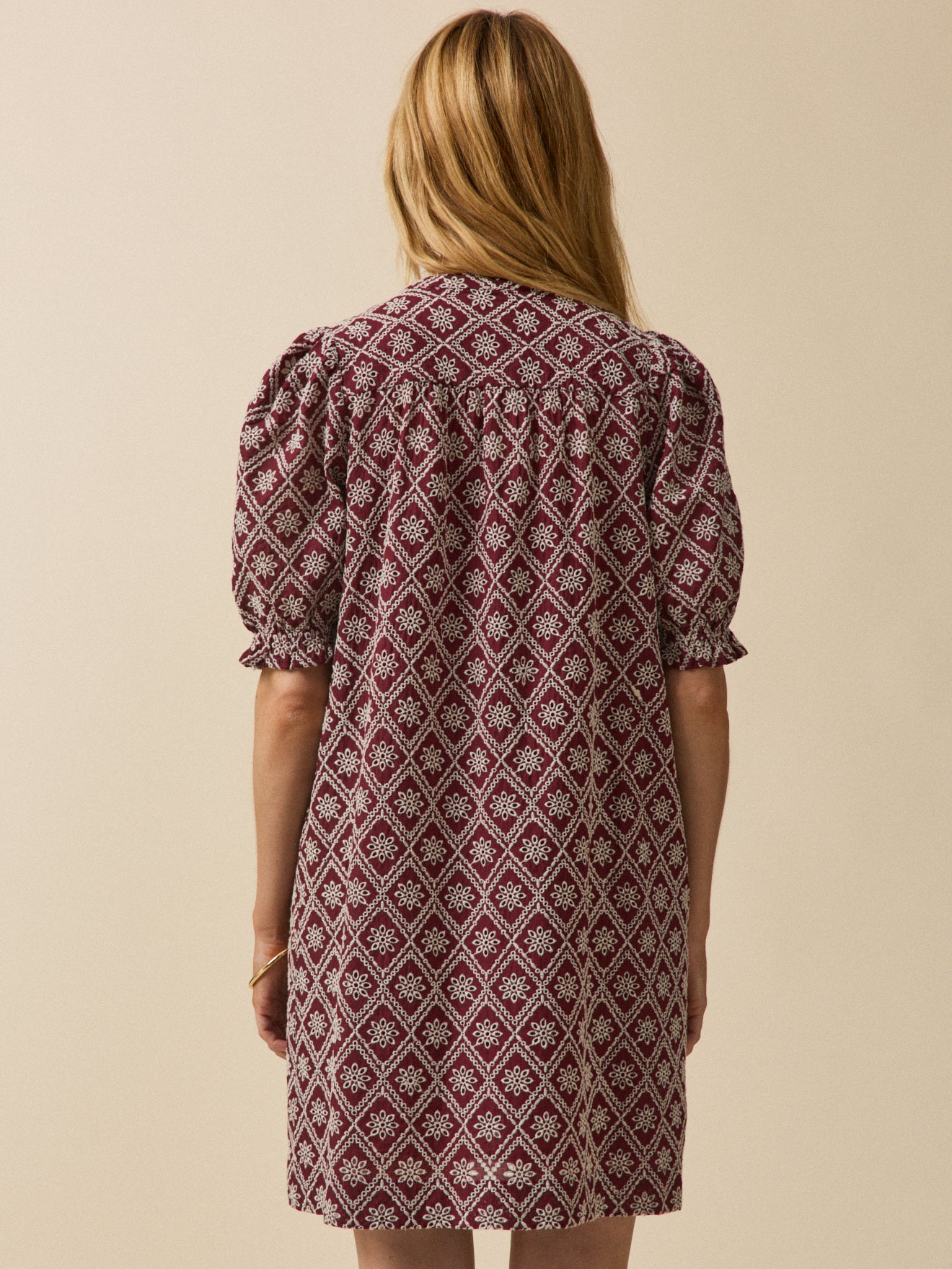 Kurzes Damenkleid mit Lochstickerei - Image 2