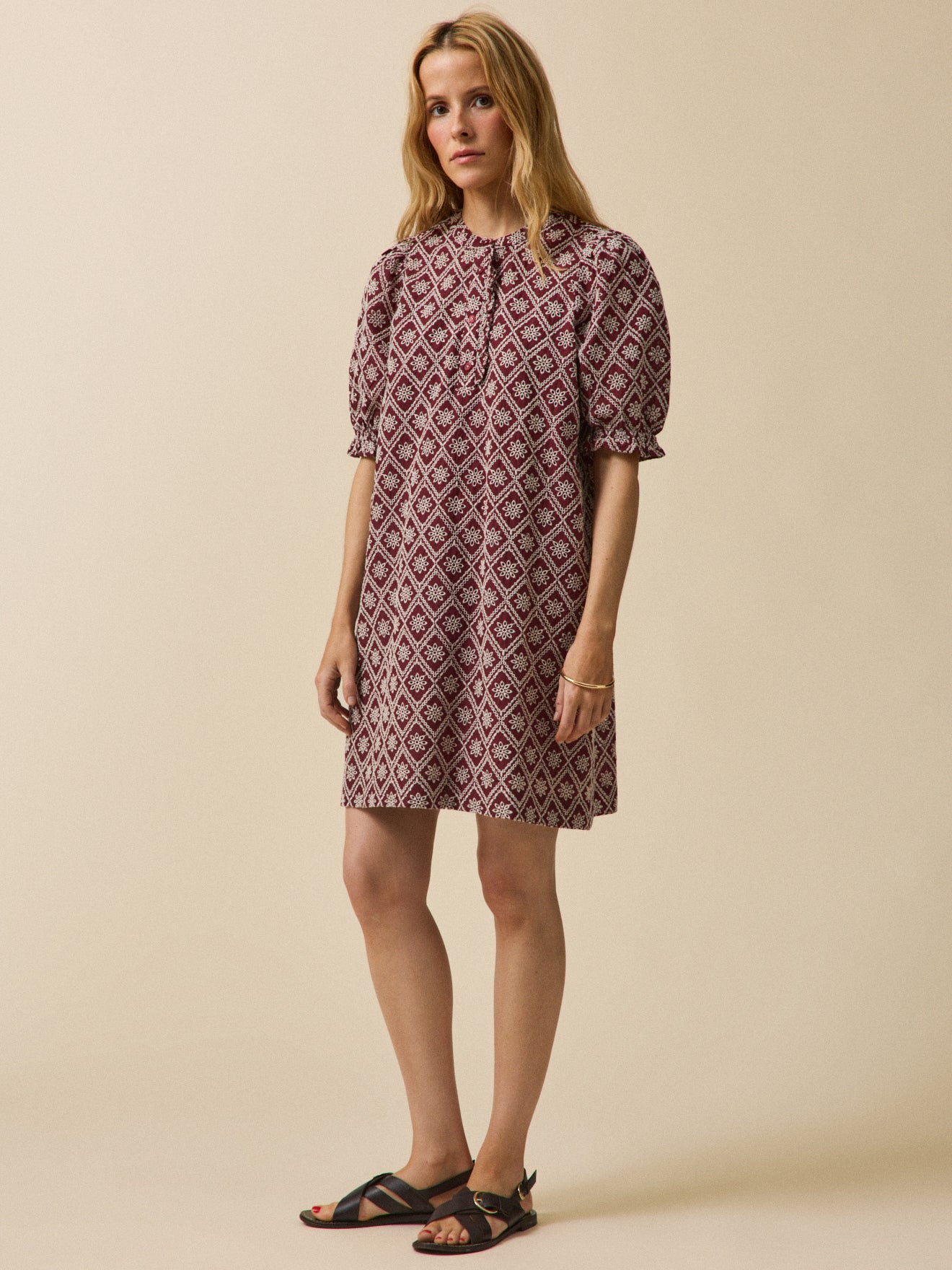 Kurzes Damenkleid mit Lochstickerei - Image 4