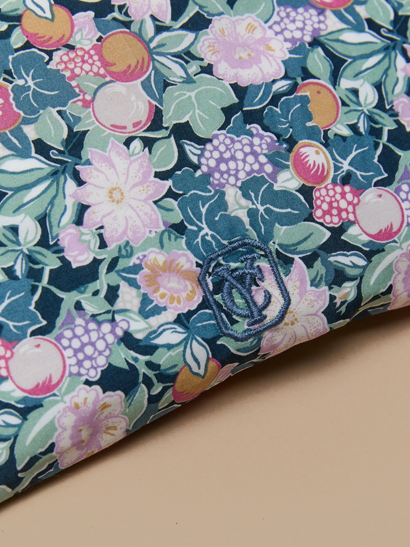 Tasche aus Liberty®-Stoff mit Stickerei – Solidaraktion - Image 3