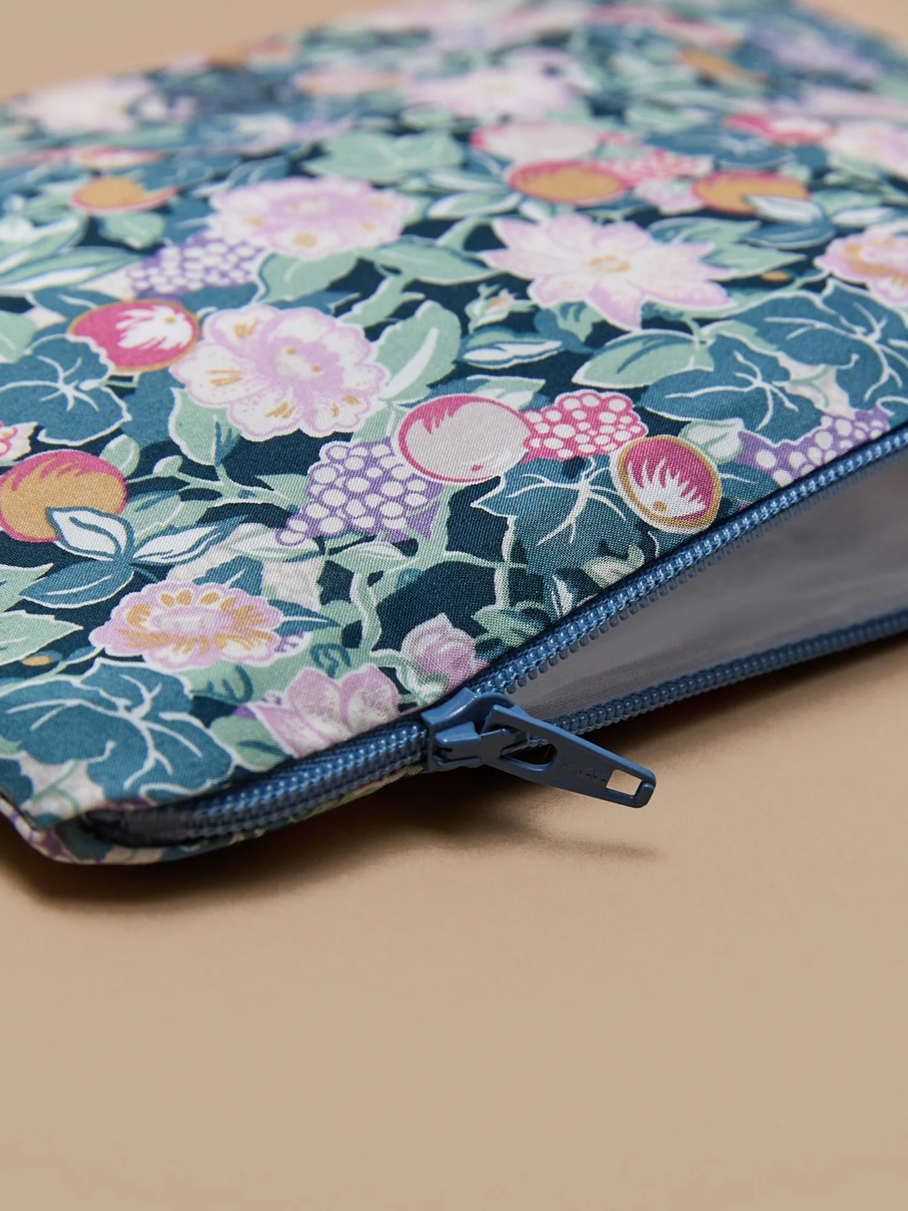 Tasche aus Liberty®-Stoff mit Stickerei – Solidaraktion - Image 4