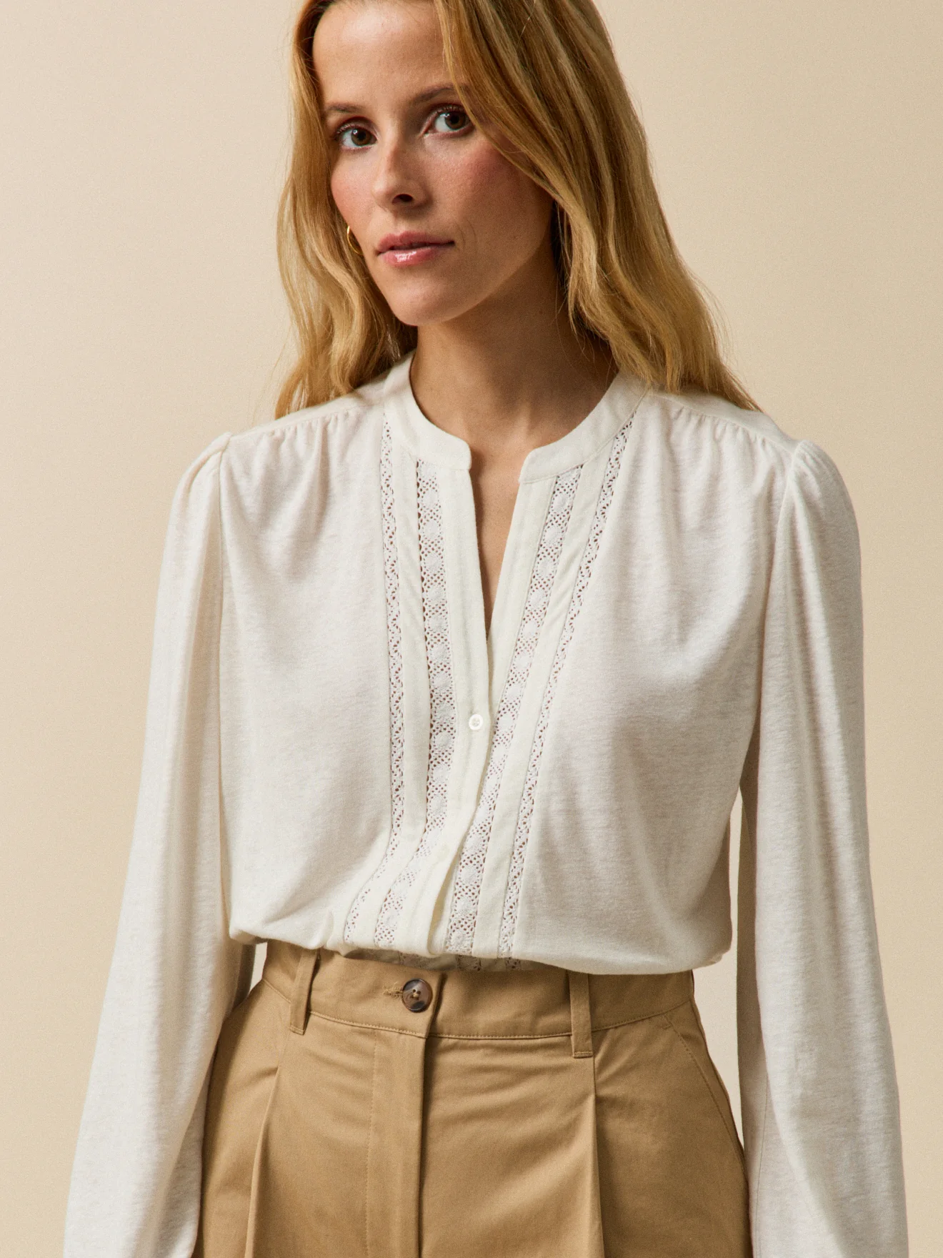 Damenbluse mit Spitze aus Leinen und Viskose
