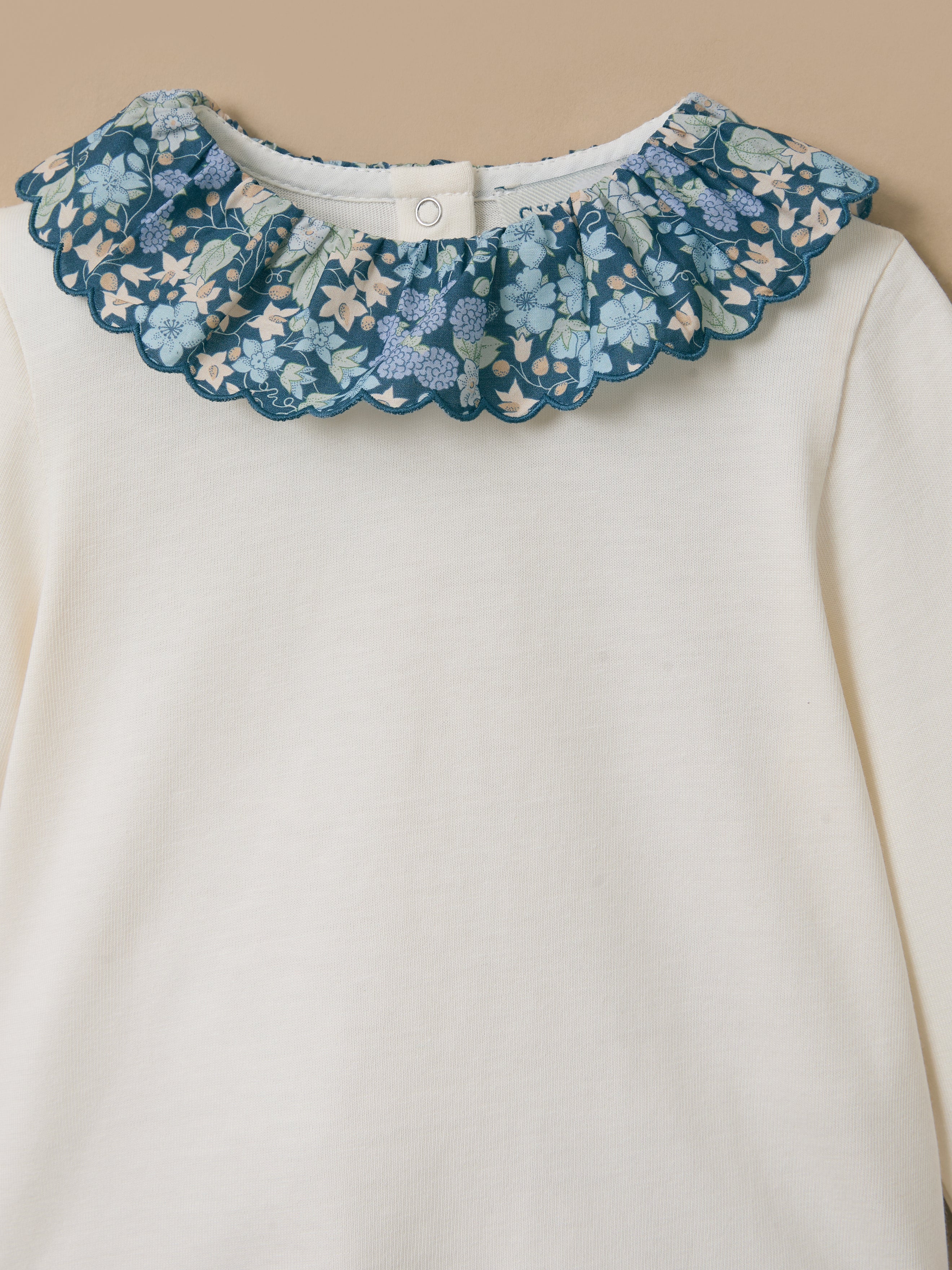 T-Shirt mit Liberty-Stoffkragen, Baby - Image 3