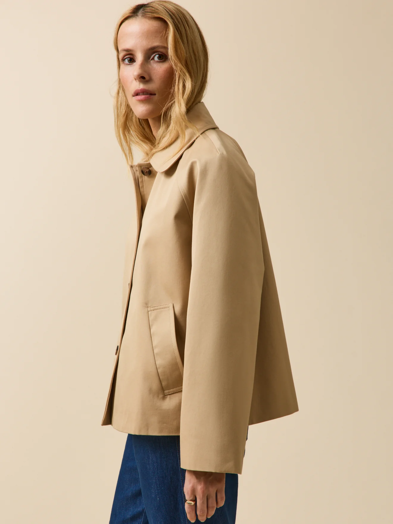 Kurzer Damen-Trenchcoat aus Bio-Baumwolle - Image 5